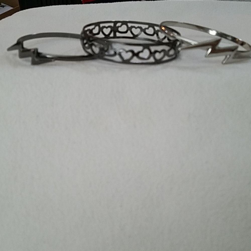 Set of 3 metal bracelets